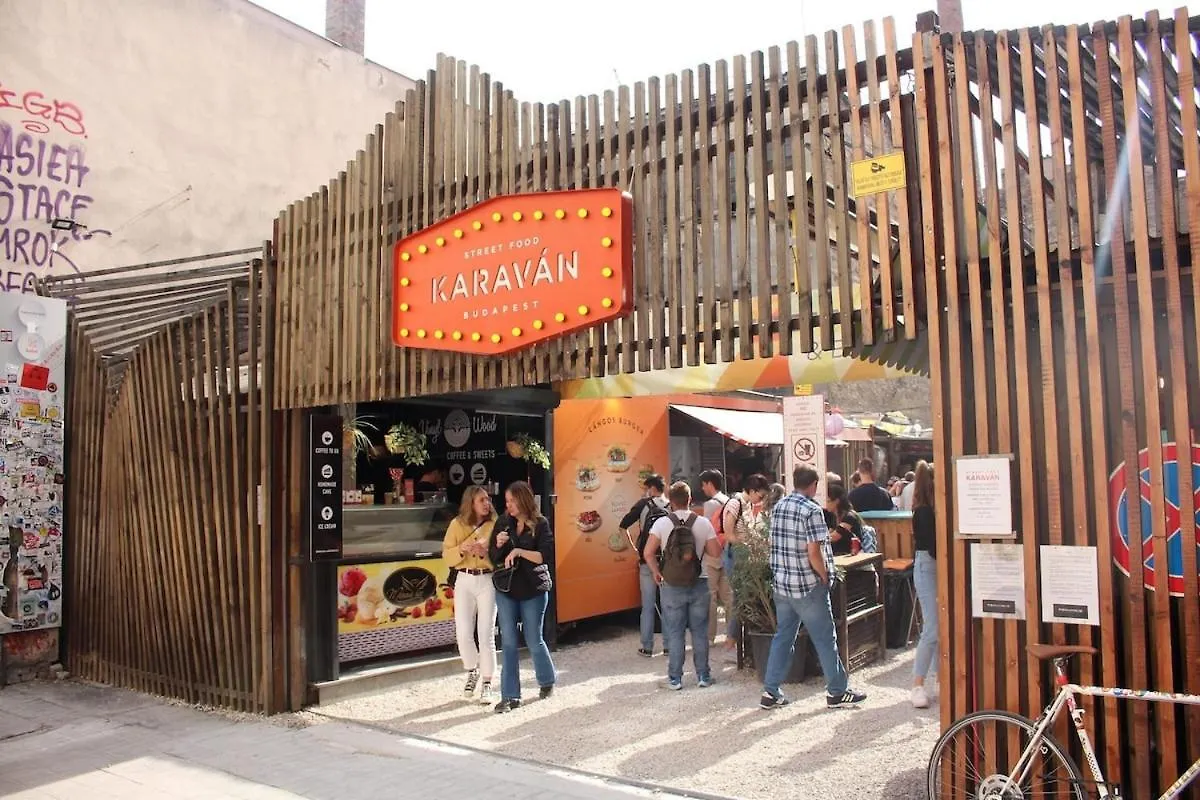 The Simple Spot Near Szimpla Kert And Synagogue Daire Budapeşte Macaristan